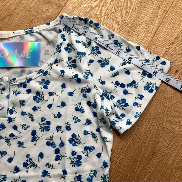 NWT CROP WHITE &  BLUE FLORAL TOP - Picture 6 of 10